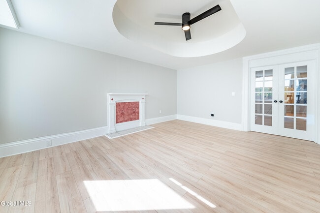 Building Photo - 323 2nd St