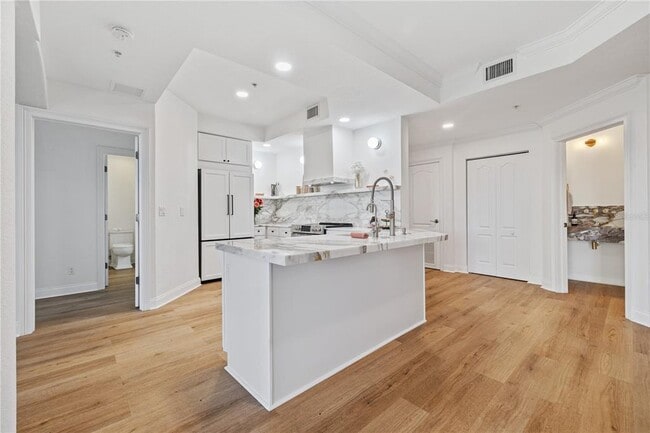 Building Photo - 750 4th Ave S