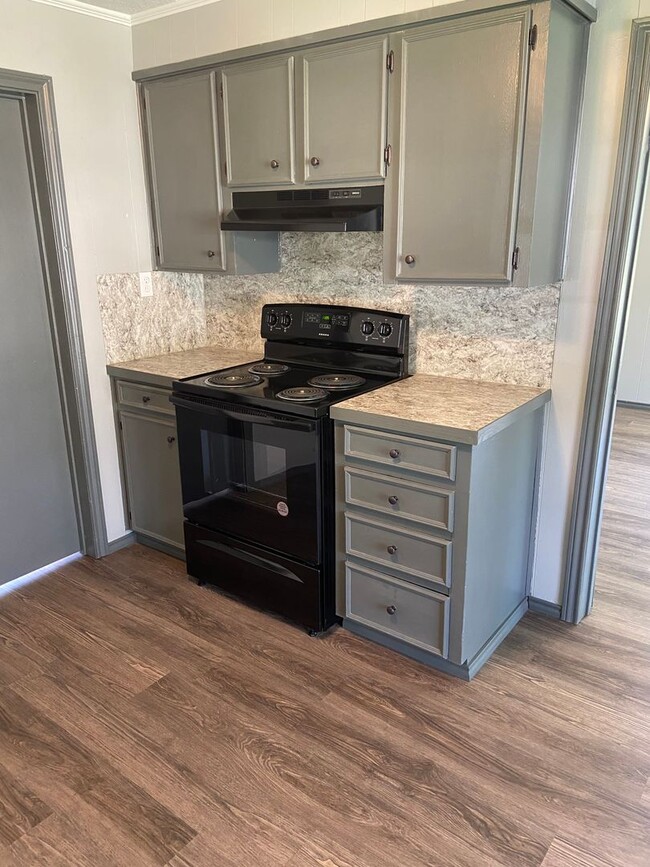 Building Photo - Remodeled Unit Available Now!