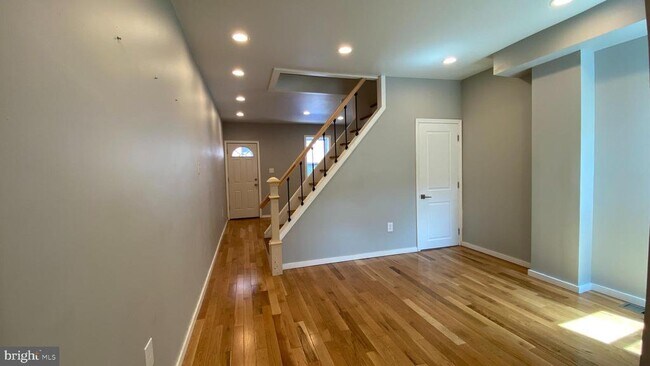 Building Photo - 2321 E Cabot St