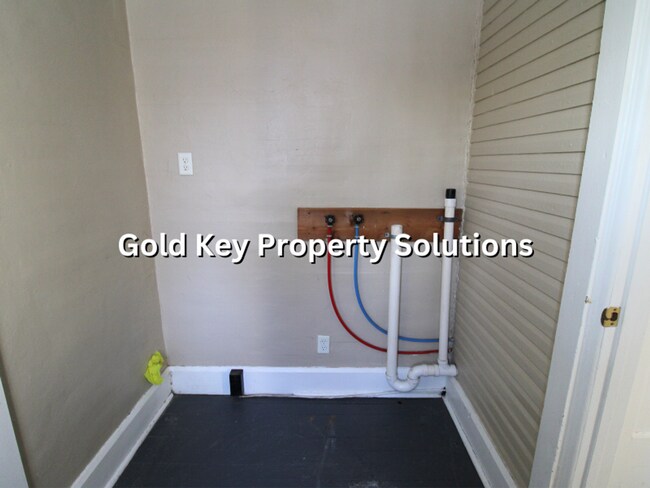 Building Photo - 2 BR 1 BA House with Dining Room and Basement SECTION 8 APPROVED