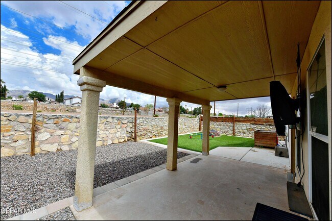 Building Photo - 10937 Northview Dr