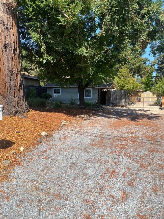 Building Photo - Charming 2 bedroom, 1 bathroom house with ...