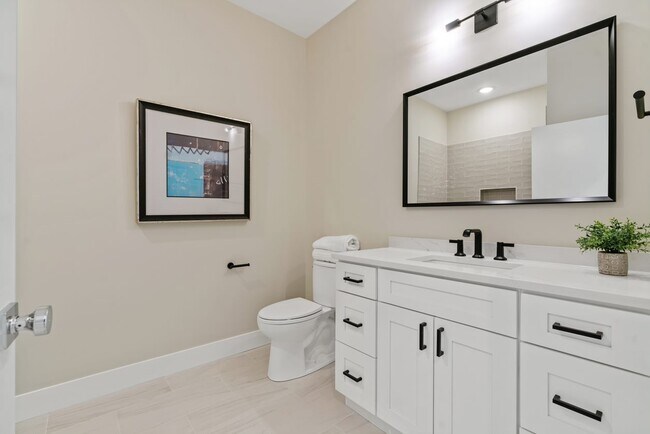 Building Photo - 1646 W Belmont Ave