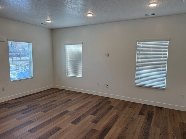 Building Photo - Half off first months rent - Beautiful townhome with 2 car garage, Central Air and Master Suite