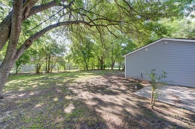 Huge backyard with plenty of shade - 1519 7th St