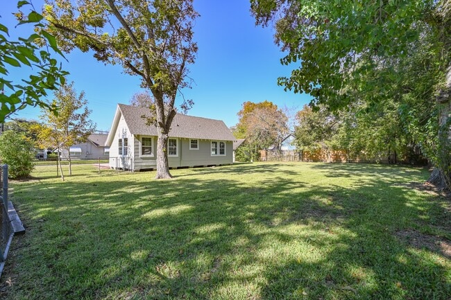 Building Photo - 500 Alford St