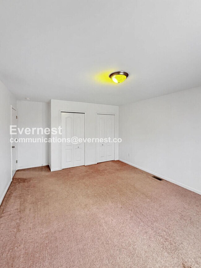 Building Photo - Spacious 3 Bed, 2.5 Bath Home with Fenced Yard and Attached Garage