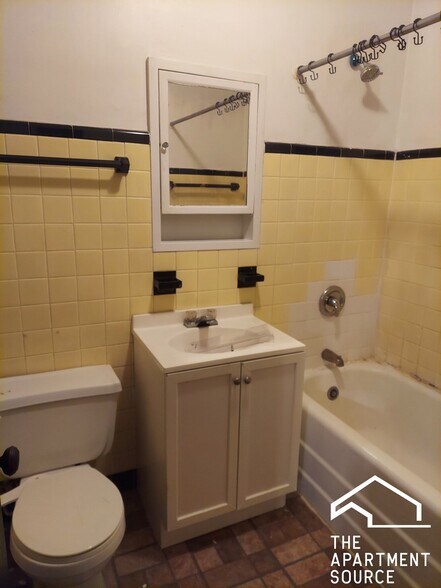 Building Photo - 4415 N Wolcott Ave