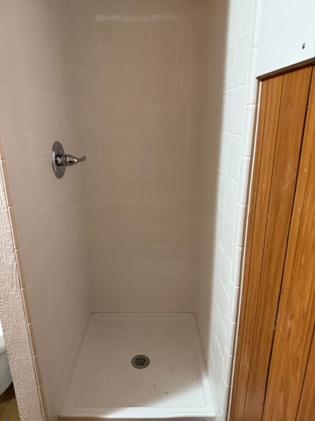 Building Photo - 3 Bedroom 3 Bath on an 1 Acre Landlord does yard