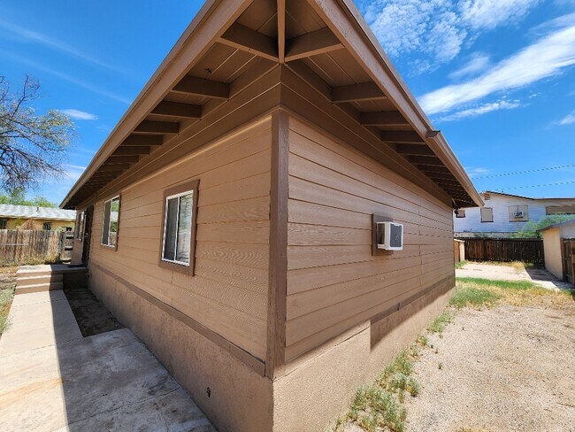 Building Photo - 216 N Casa Grande Ave