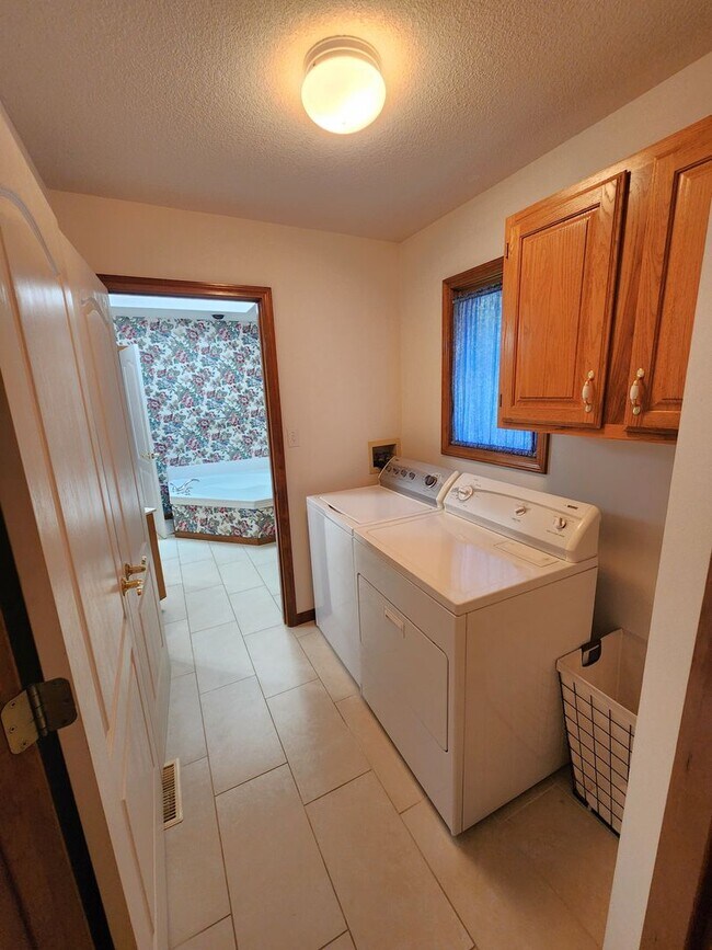 Building Photo - Executive 3+BR, 3BTH Rancher, 2car gar (with ALL utilities only $450/mo) and lawncare and snow re...