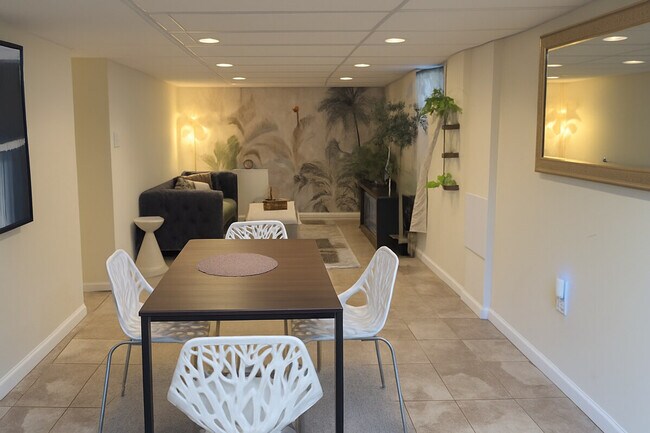 Building Photo - 510 S Barton St