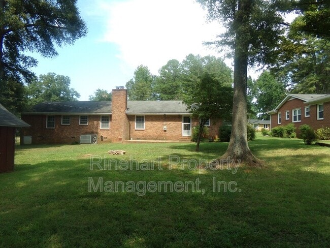 Building Photo - 699 University Dr