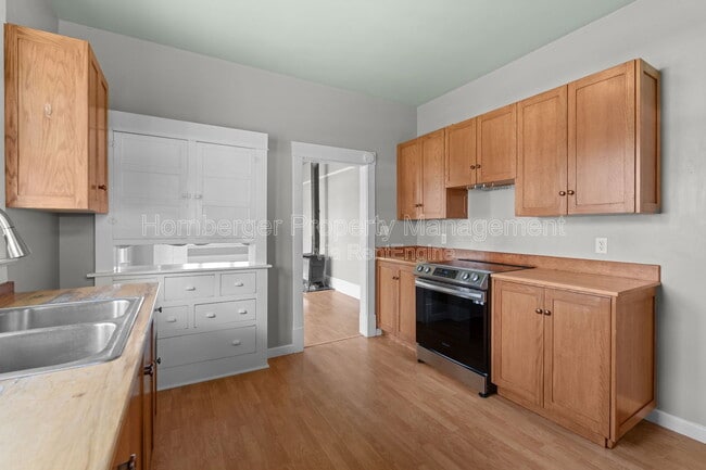 Building Photo - 922 4th St