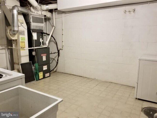 Building Photo - Charming 3-Bedroom Rental in Falls Church with 2 Full Baths and Spacious Layout!