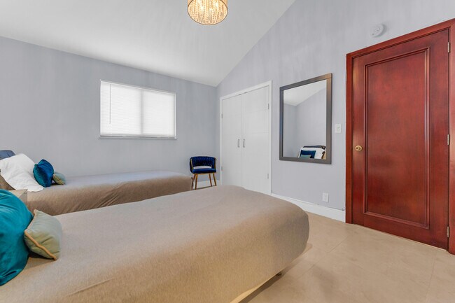 Building Photo - 50 SE 12th St