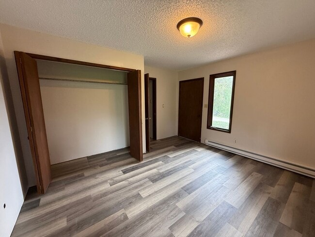 Building Photo - Live on the Mountain! 3bd/1ba Lower 1/2 Du...
