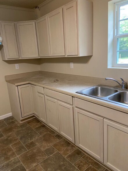 Building Photo - 408 Valley St