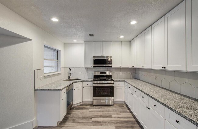 Building Photo - 607 Jeb Stuart Ln