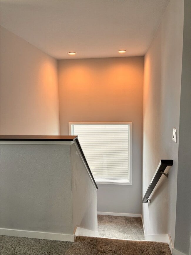 Building Photo - Spacious 3BR 2.5ba house in Urbandale, available NOW!