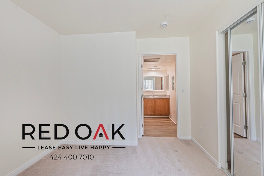 Building Photo - 326 S Westlake Ave