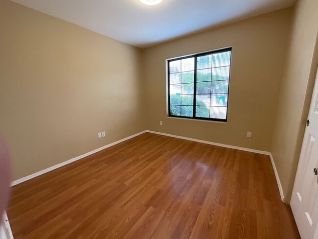 Building Photo - Foothills Location - 3 Bedroom 2 bath on cul-de-sac with Sparkling pool