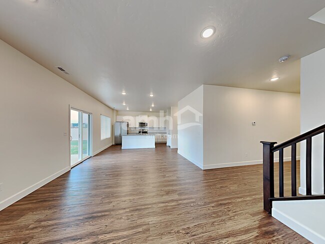 Building Photo - 965 N Barkvine Ave