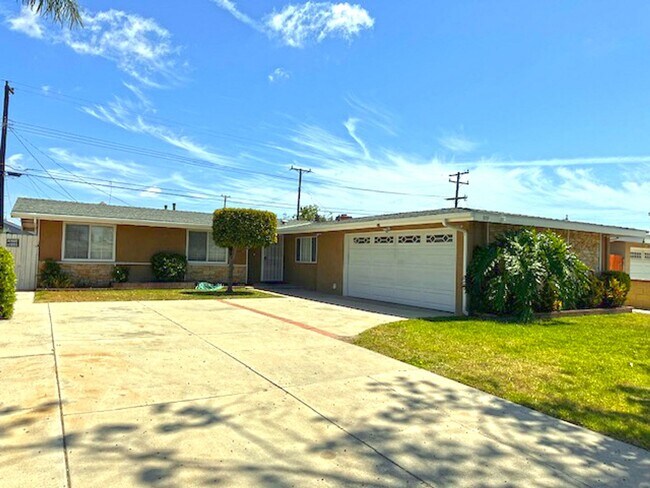 Building Photo - Spacious 4 Bedroom Home in Quiet Neighborhood