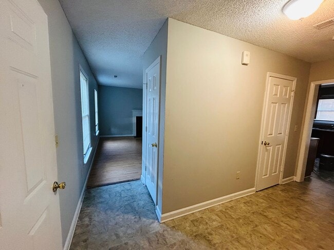 Building Photo - Lovely 3 bedroom, 2.5 bathroom 2-story hom...