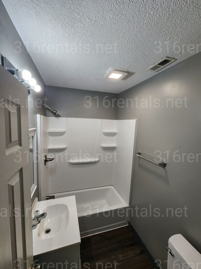 Building Photo - $995 - 3 bedroom / 1 bathroom - Single Fam...