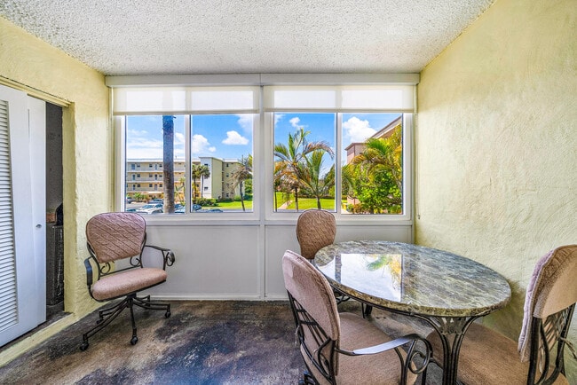 Building Photo - 2615 NE 1st Ct