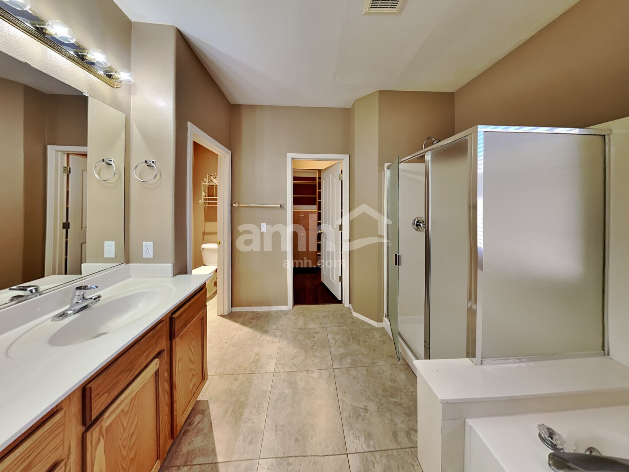 Building Photo - 2150 E Bellerive Pl