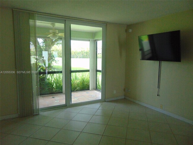 Building Photo - 9811 N Hollybrook Lake Dr