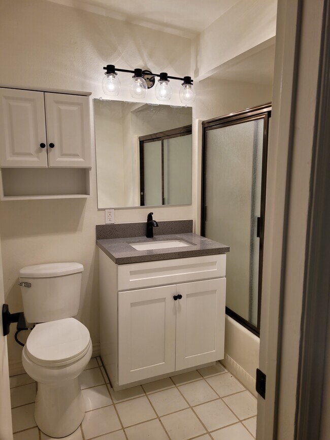 Master bathroom - 2180 Elm St
