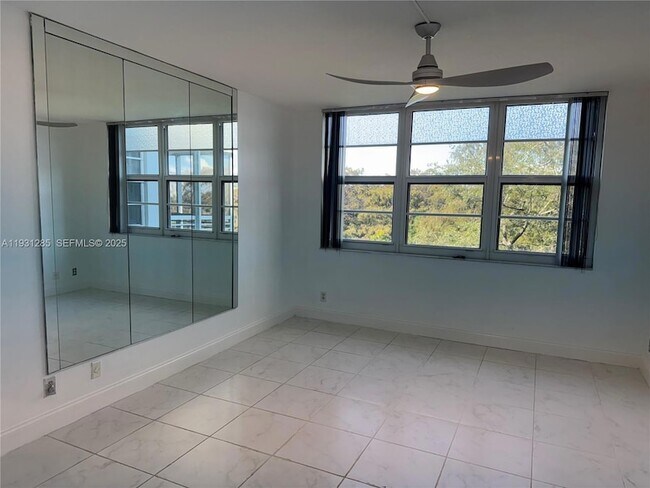 Building Photo - 625 Oaks Dr