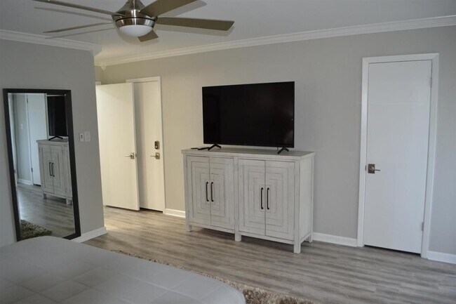 Building Photo - 200 Hamilton Oaks Dr