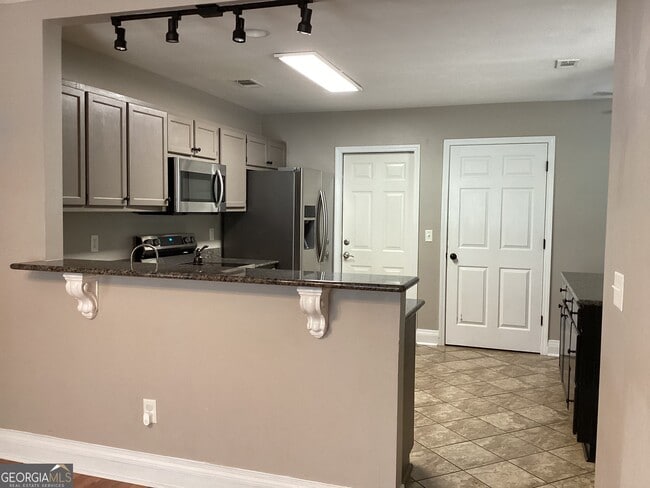 Building Photo - 365 Creekside Dr