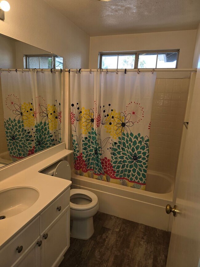 Building Photo - Beautiful Home in Corona for Lease