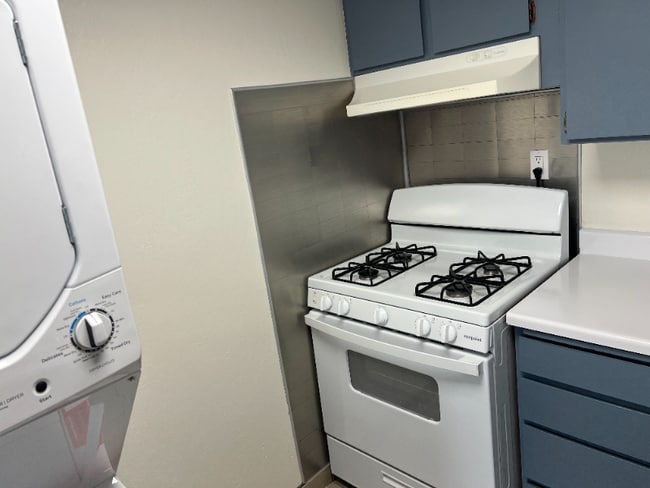 Building Photo - 240 Holly St