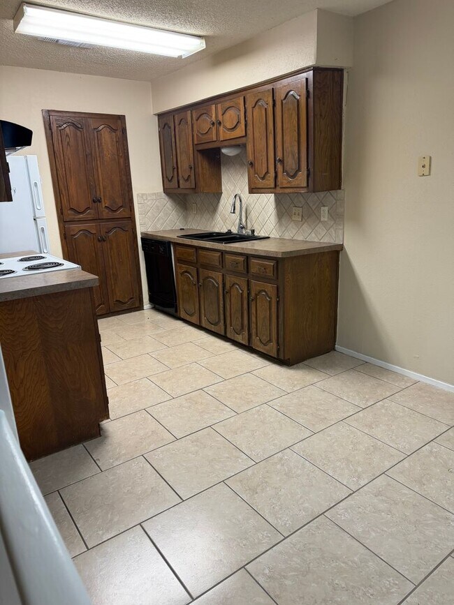Building Photo - Centrally Located 1 Bedroom Unit