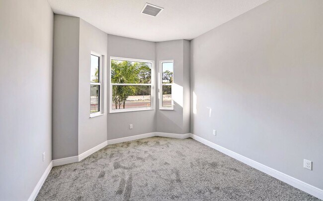 Building Photo - Like new 3/2/2 in small Bradenton community
