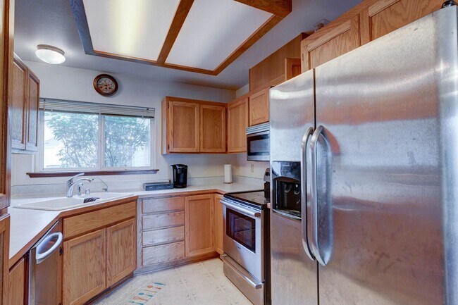 Building Photo - 3 Bed 2.5 Bath Townhome with Garage