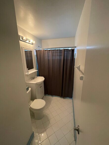 Building Photo - 3234 S 77th St
