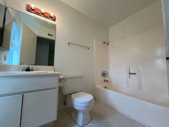 Building Photo - Chatsworth 3+2.5 w/backyard, fireplace + 2...