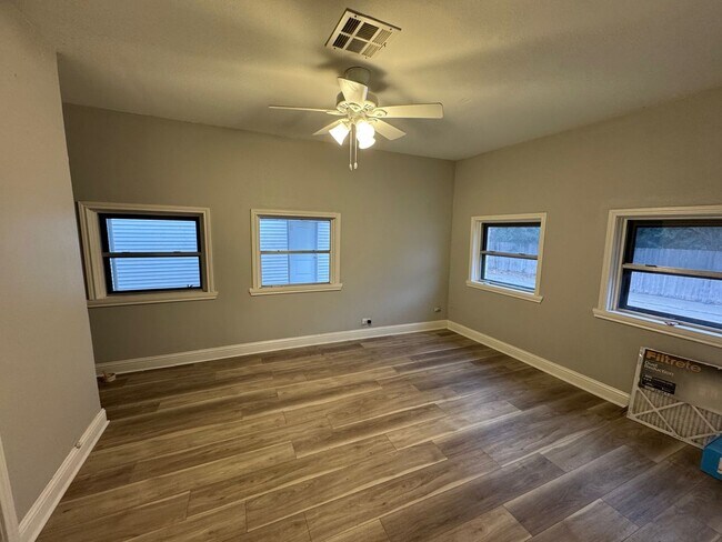 Building Photo - Beautiful Castle Heights Home