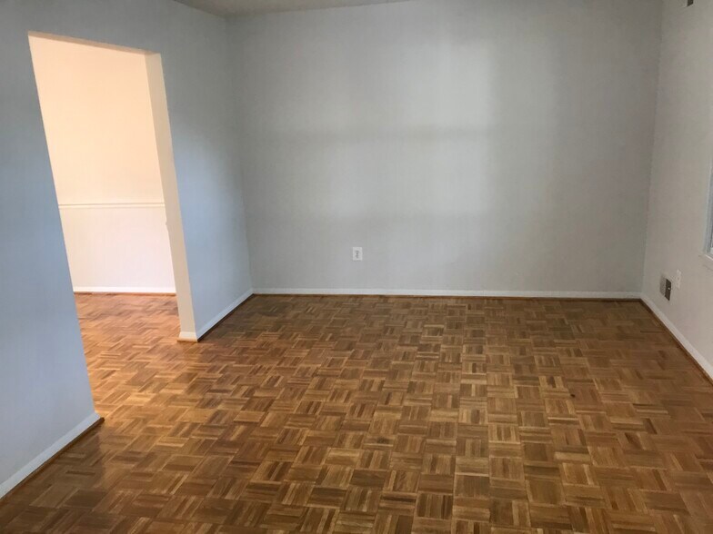 Living Room - 1001 Jackson Blvd