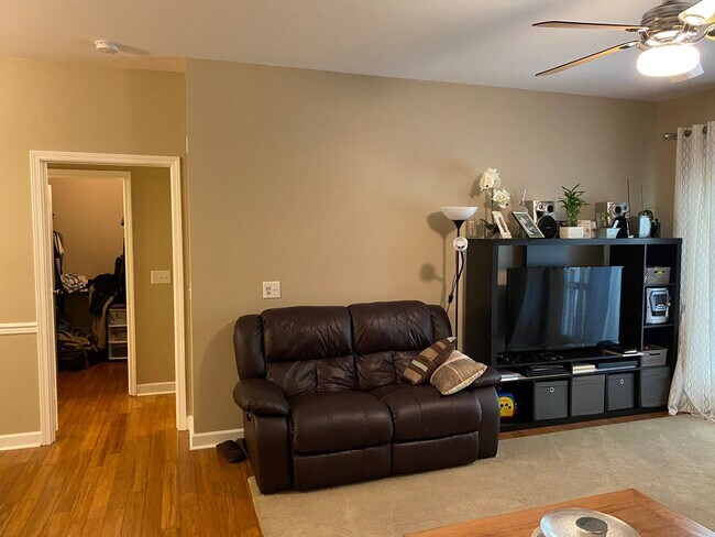 Building Photo - Pet-Friendly! Fantastic south charlotte location just minutes to everything!