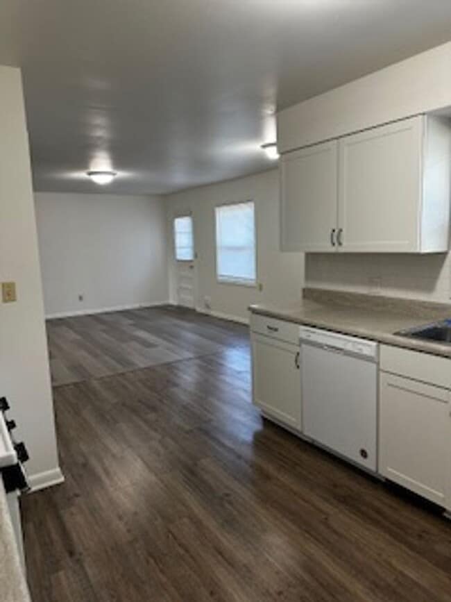 Building Photo - Newly Remodeled Home – Conveniently Located!