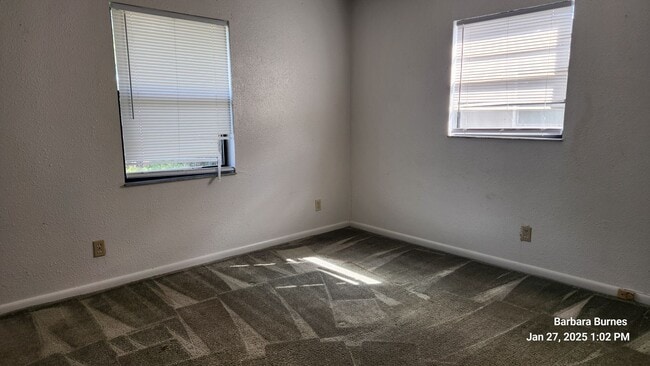 Building Photo - 3 bed 2 bath